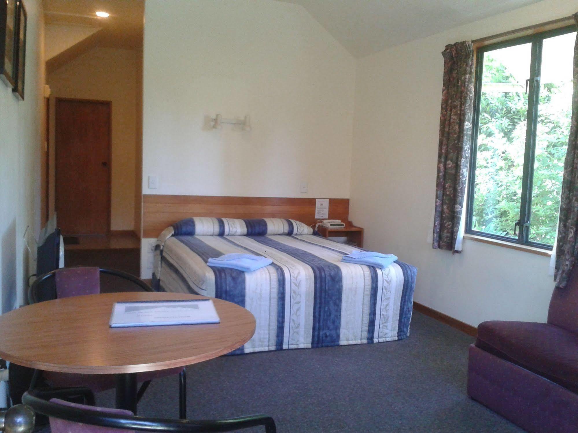 Four Peaks Motel 제랄딘 외부 사진
