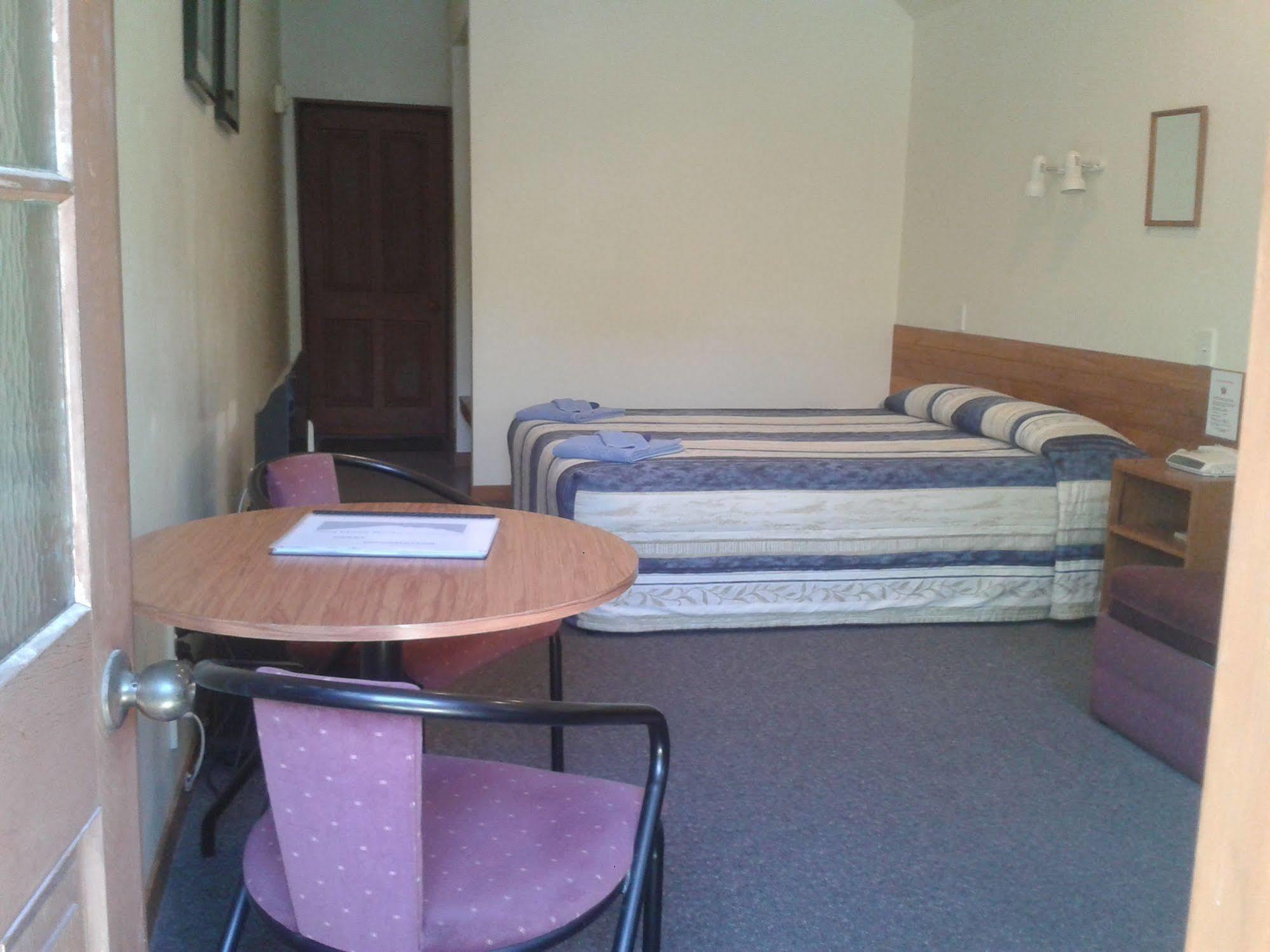 Four Peaks Motel 제랄딘 외부 사진